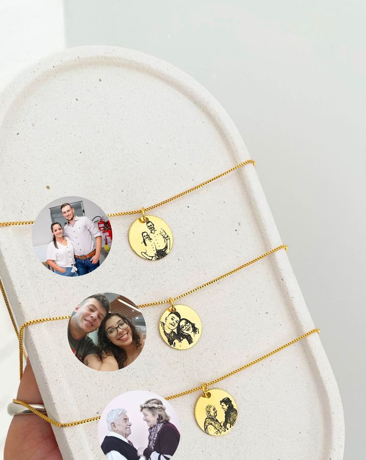 Medalhas gravadas a partir de fotos de casais