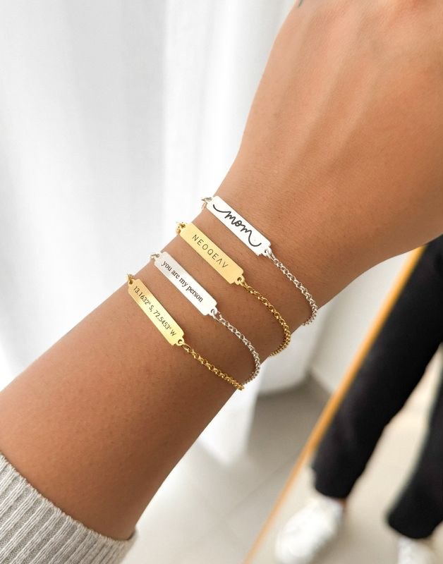 Pulseiras com frases gravadas